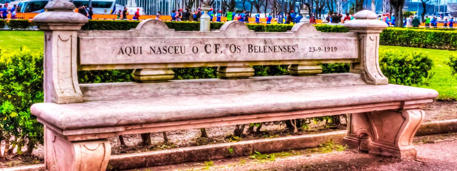Banco de mármore no Jardim Vasco da Gama, em Belém, com a inscrição “Aqui nasceu o C.F. Os Belenenses”, 23-9-1919